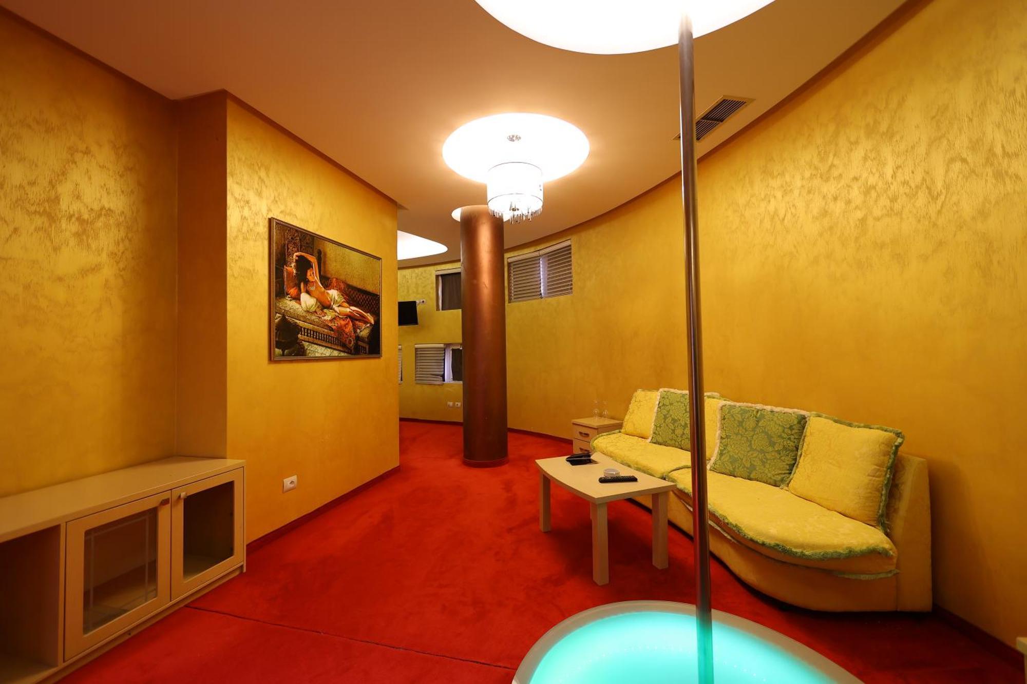 Hotel Gjuta Farke e Madhe Ngoại thất bức ảnh