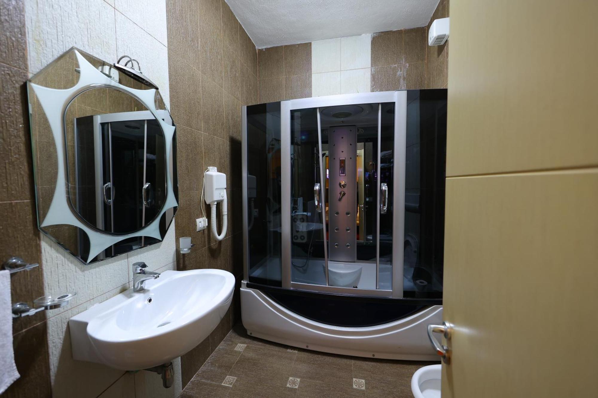 Hotel Gjuta Farke e Madhe Ngoại thất bức ảnh